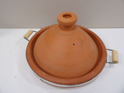 BEN SAID - Tajine en terre cuite, abimée par endroit.