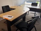 un bureau avec une chaise et un ordinateur portable posé dessus, dans une pièce