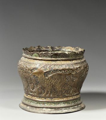 Travail PERSAN du XIXe siècle. CACHE-POT à décor de frises d…