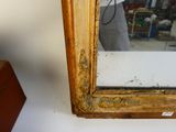 un miroir posé sur une table dans une pièce