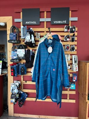 un manteau accroché au mur d'un magasin