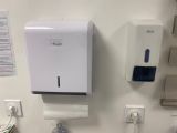 des toilettes et un distributeur de papier accroché au mur
