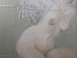 un tableau représentant une femme aux cheveux blancs assise par terre
