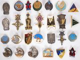 un grand nombre de badges sur une surface blanche