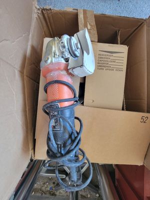 une boîte avec un tas d'outils à l'intérieur