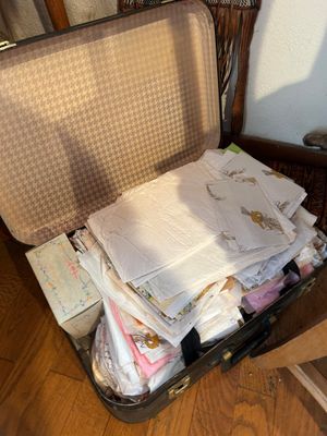 une valise remplie de vêtements posée par terre