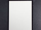 une image représentant une tablette posée sur une table noire