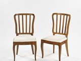 deux chaises en bois aux assises rembourrées blanches, sur fond blanc