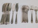 beaucoup d'argenterie sur une table à fond blanc