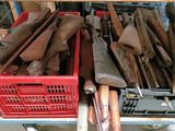 tout un tas d'outils posés sur un chariot