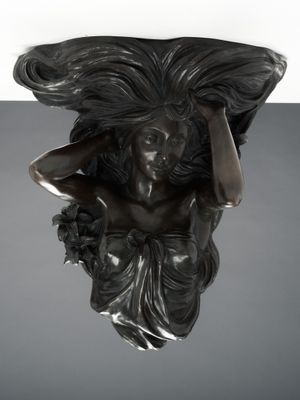 une image représentant une sculpture d'une femme tenant un panier sur la tête