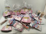une pile de serviettes et de gobelets roses et bleus posée sur une table