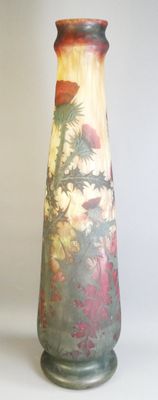 un vase avec un tableau posé sur une table
