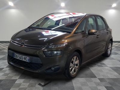 la voiture est garée dans le garage sur le sol en damier