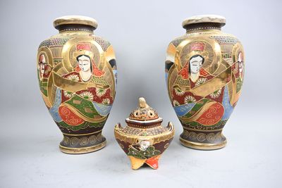 Paire de vases en Satsuma à décor de personnages.