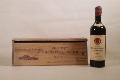 une bouteille de vin posée à côté d'une caisse en bois