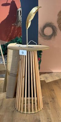 une table en bois sur laquelle est posé un oiseau
