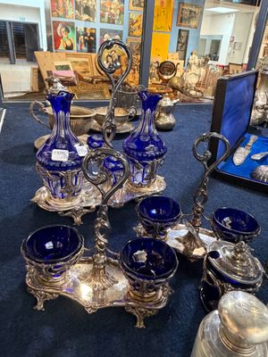 beaucoup d'objets en verre argenté et bleu par terre
