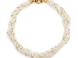 un gros plan d'un collier de perles blanches sur fond blanc