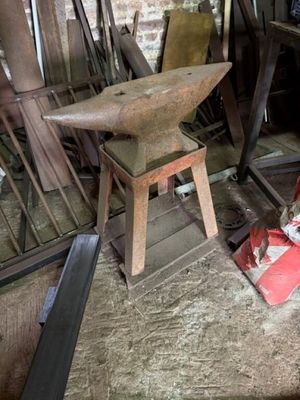 un chat assis sur un tabouret dans une pièce