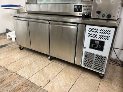 un comptoir en acier inoxydable surmonté d'un micro-ondes