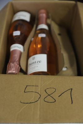 deux bouteilles de vin dans une boîte en carton avec une étiquette de prix