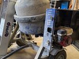 une bétonnière posée sur un chariot dans un garage