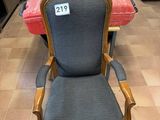 de nombreuses chaises alignées sur le sol