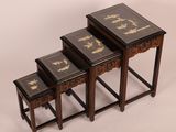 un ensemble de trois tables en bois ornées de motifs noirs et dorés