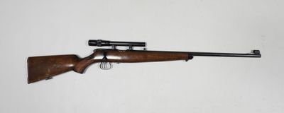 un fusil sur fond blanc avec une arme au premier plan