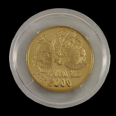 La pièce d'or se trouve dans un récipient en plastique transparent posé sur une surface noire.