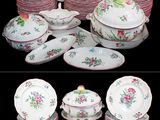 de nombreuses assiettes et bols empilés les uns sur les autres