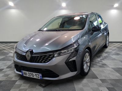la voiture grise est garée sur le sol en damier d'un garage