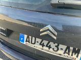 un gros plan de la plaque d'immatriculation à l'avant d'une voiture