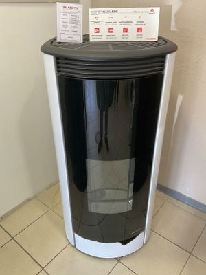 une photo d'une poubelle noire et blanche dans des toilettes publiques