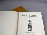 un livre ouvert posé sur une table à côté d'une tasse de café