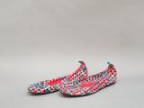 une paire de chaussures à motifs roses et bleus sur fond blanc