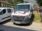 deux fourgonnettes garées l'une à côté de l'autre sur le bord de la route