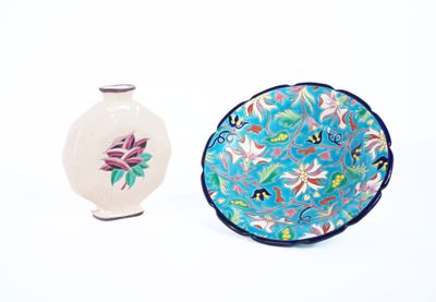 deux vases posés l'un à côté de l'autre sur une surface blanche