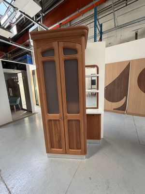 une photo d'une vitrine dans un bâtiment