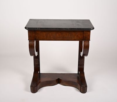 une image d'une petite table avec un plateau en marbre