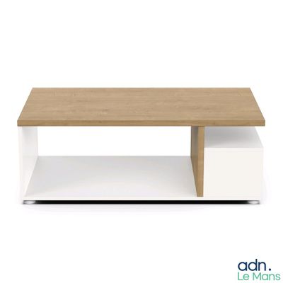 une table basse blanche avec un plateau en bois sur fond blanc