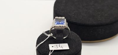 une bague posée sur une boîte noire