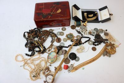 de nombreux bijoux posés sur une table blanche