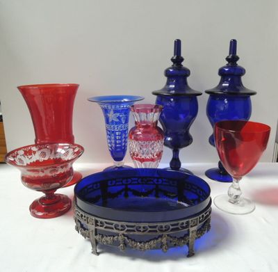 de nombreux vases en verre de différentes couleurs posés sur une table