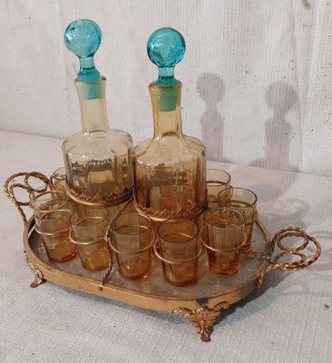 un plateau sur lequel se trouvent un plateau de verres et une bouteille