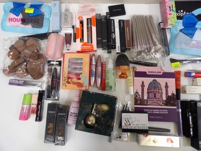 de nombreux produits de maquillage et de beauté disposés sur une table