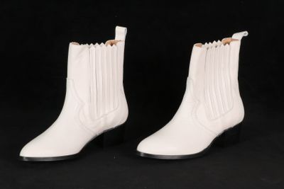 APOLOGIE - Paire de boots de type Santiag en cuir crème.