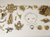 une table blanche sur laquelle sont disposés de nombreux bijoux en or