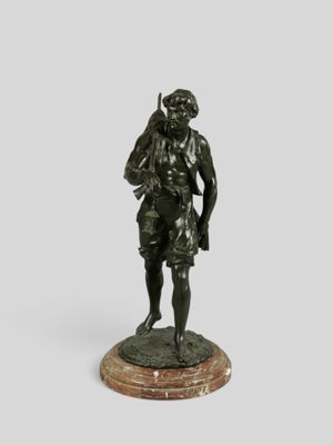 une image représentant une statue en bronze d'un homme debout sur un socle en marbre